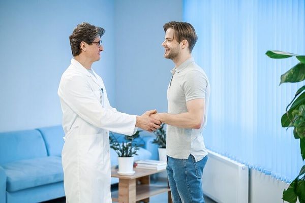 Mejores clínicas estéticas Barcelona - Hombre joven visitando la mejor clínica estética Barcelona para realizarse un tratamiento estético