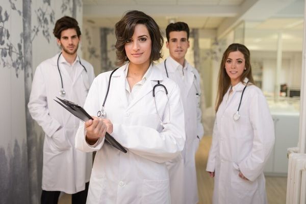 Mejores clínicas estéticas Barcelona - Grupo de especialistas certificados en medicina estética de la mejor clínica estética Barcelona