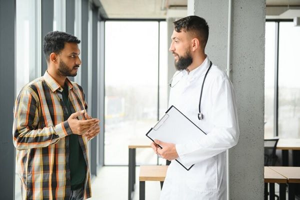 Mejor cirujano estético Barcelona conversa con paciente sobre las dudas del tratamiento estético