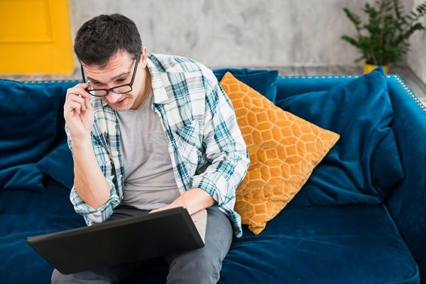 Hombre leyendo las recomendaciones sobre las mejores opciones de tratamiento estético en Barcelona