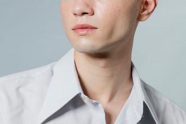 Relleno de mentón con ácido hialurónico - Perfil de un hombre con un rostro atractivo luego de realizarse un relleno de mentón con ácido hialurónico Madrid