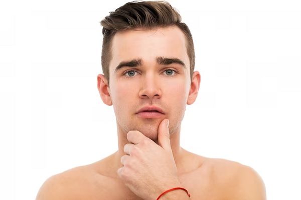 Relleno de mentón con ácido hialurónico - Hombre con un rostro redondo considerando realizarse un tratamiento de relleno de mentón en la mejor clínica estética Madrid
