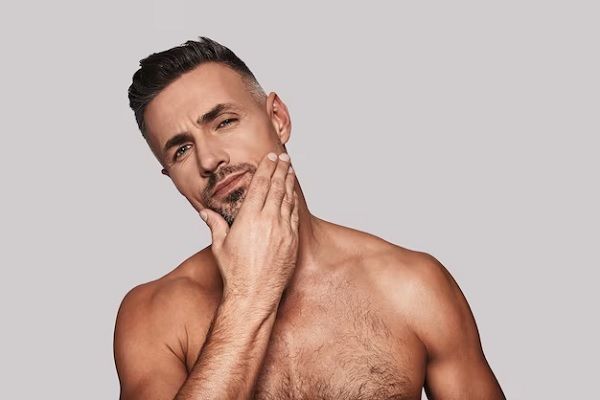 Hombre tocando su rostro luego de realizarse el peeling químico