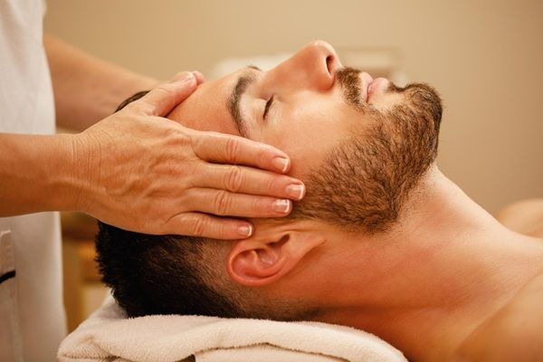 Tratamientos estéticos para hombres - Especialista realizando un tratamiento estético facial a un hombre en una de las clínicas estéticas mejor valoradas Madrid