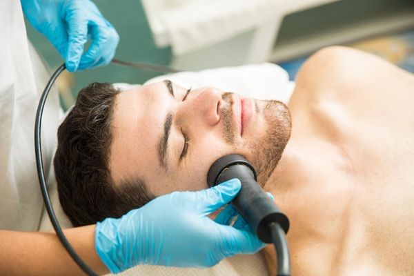Tratamientos estéticos para hombres - Hombre recibiendo un tratamiento estético facial en una de las mejores clínicas estéticas Madrid