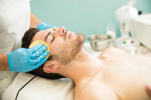 Tratamientos estéticos para hombres - Hombre recibiendo un tratamiento estético con ácido hialurónico Madrid en la mejor clínica estética Madrid