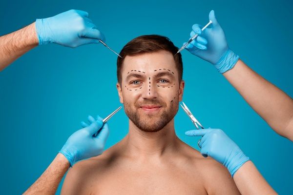 Tratamientos estéticos para hombres - Hombre joven feliz realizándose diferentes procedimientos de estética facial con bótox Madrid en las mejores clínicas estéticas Madrid