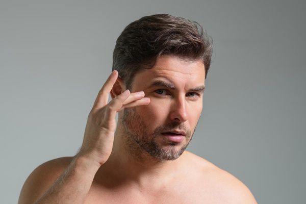Bótox Barcelona - Hombre sin arrugas ni líneas de expresión gracias al tratamiento de bótox para rejuvenecer el rostro en la mejor clínica estética Barcelona