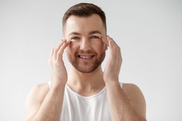 Bótox Barcelona - Hombre sin líneas de expresión ni arrugas en el rostro gracias al tratamiento bótox Barcelona realizado en la mejor clínica estética Barcelona