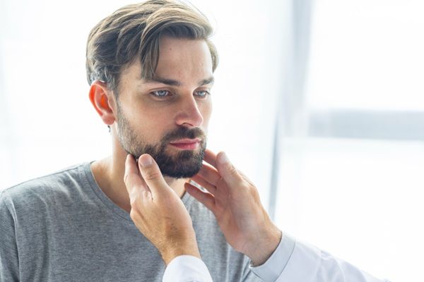Bótox Barcelona - Médico estético evaluando el rostro de un paciente para determinar el precio bótox Barcelona en el tratamiento de rejuvenecimiento facial