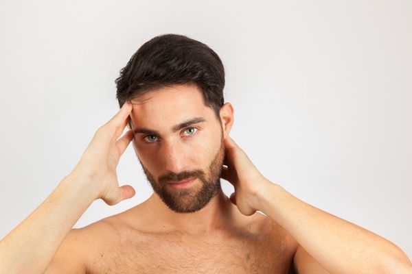 Colágeno y ácido hialurónico - Hombre sin arrugas ni líneas de expresión en el rostro gracias a los tratamientos de colágeno y ácido hialurónico Madrid
