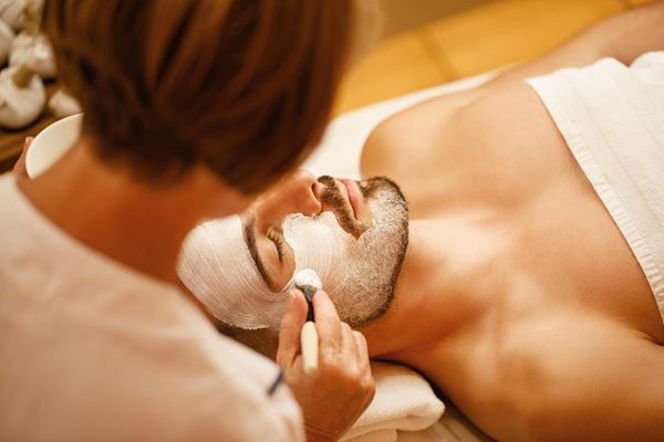 Peeling - Hombre realizándose un peeling de fenol para eliminar el acné y renovar la piel del rostro