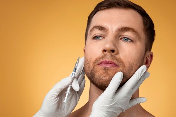 Rellenos faciales - Médico estético realizando un tratamiento de relleno facial a un hombre en la mejor clínica ácido hialurónico Madrid