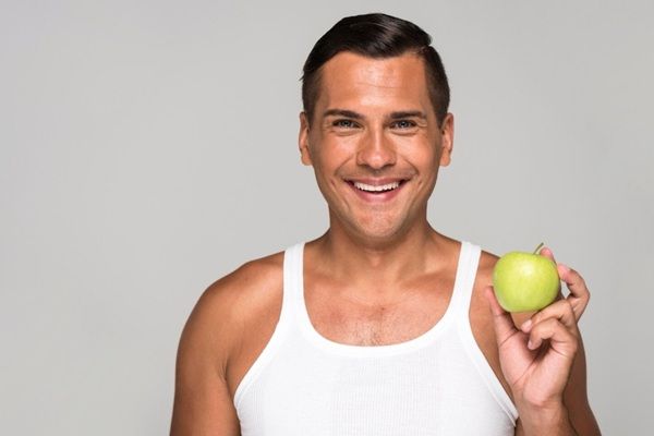 Estética y nutrición - Hombre con una piel hidratada y radiante gracias al consumo de alimentos para la piel ricos en vitaminas y minerales