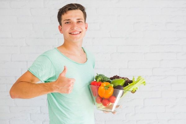 Estética y nutrición - Hombre sano con una piel rejuvenecida gracias al consumo de alimentos antioxidantes ricos en vitaminas, minerales y grasas saludables