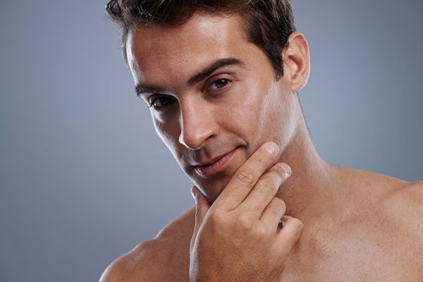 Rellenos dérmicos - Hombre posando con un rostro radiante y juvenil gracias a los tratamientos con rellenos inyectables de ácido hialurónico Madrid