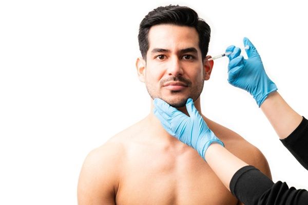 Rellenos dérmicos - Médico estético de la mejor clínica ácido hialurónico Madrid aplicando un tratamiento con rellenos inyectables a un hombre