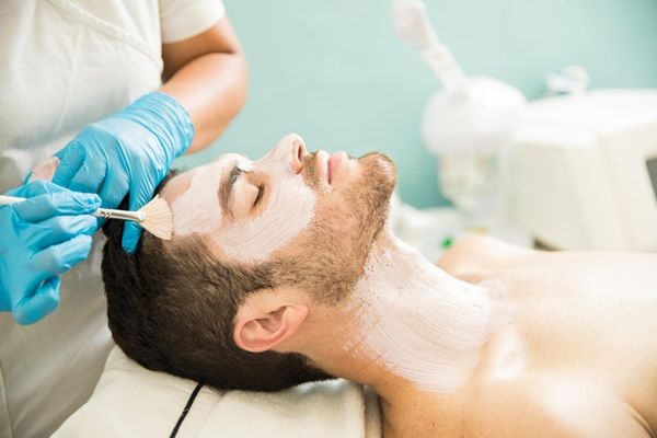 Peeling químico - Hombre recibiendo un peeling facial en la mejor clínica estética Madrid para mejorar la textura de la piel del rostro
