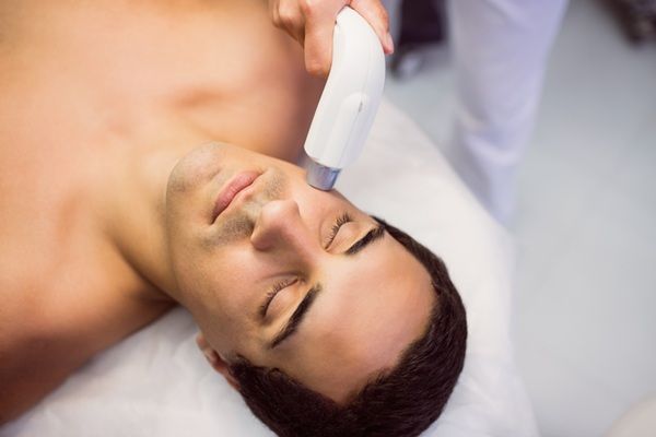 Peeling químico - Hombre recibiendo un tratamiento de peeling facial en una de las mejores clínicas estéticas Madrid para eliminar las arrugas del rostro