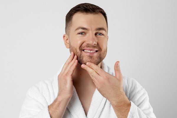 Peeling químico - Hombre feliz con el rostro lozano y sin signos de envejecimiento gracias a un tratamiento de peeling facial en Madrid