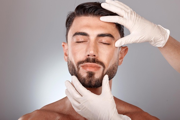 Bioestimuladores de colágeno - Médico estético evaluando el rostro de un hombre luego de realizar un tratamiento regenerador de colágeno en Madrid