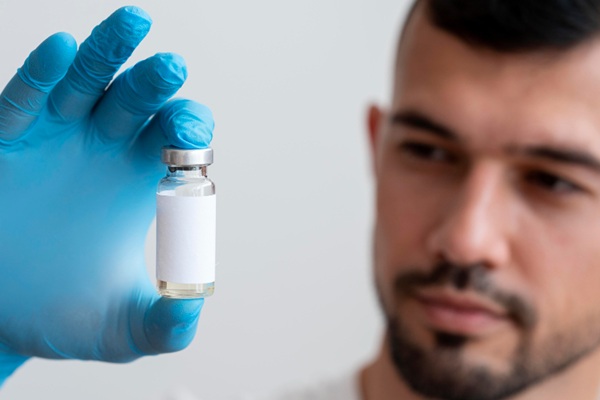 Bioestimuladores de colágeno - Esteticista sosteniendo un recipiente con el mejor estimulador de colágeno utilizado en las mejores clínicas estéticas Madrid