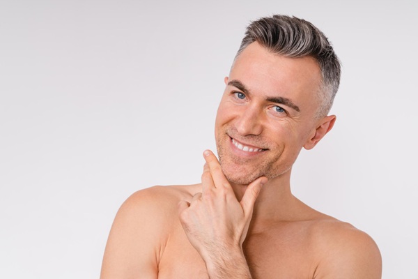 Bioestimuladores de colágeno - Hombre feliz con el rostro rejuvenecido luego de un tratamiento facial con bioestimulador de colágeno