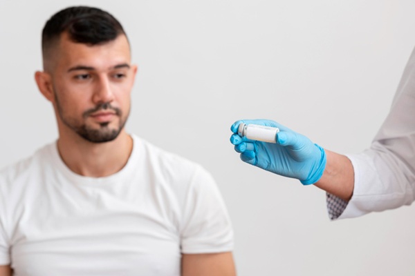 Bioestimuladores de colágeno - Médico estético enseñándole a un paciente el envase del regenerador de colágeno que usará para el tratamiento facial