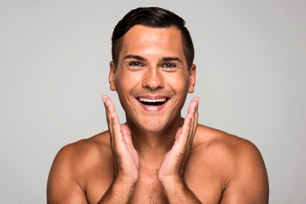 Smart Fillers - Hombre feliz con el rostro terso y rejuvenecido gracias a los tratamientos de Fillers faciales