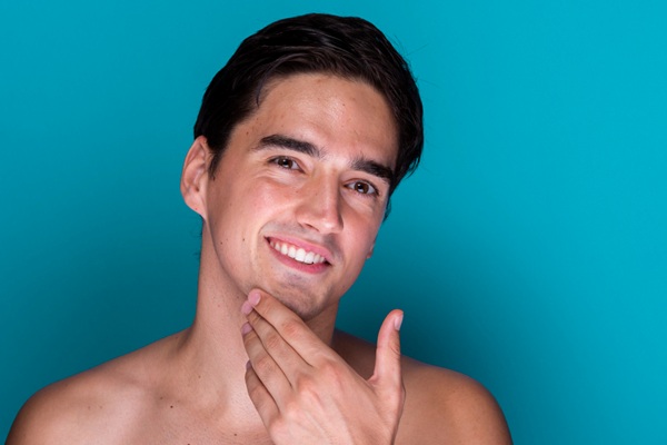 Smart Fillers - Hombre feliz con la piel del rostro rejuvenecida gracias a los rellenos dérmicos inteligentes