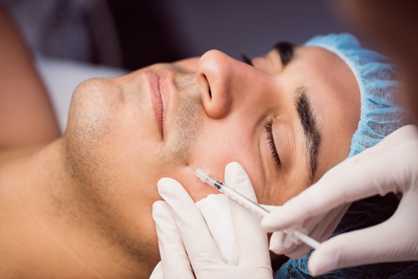 Ácido hialurónico Madrid - Hombre recibiendo un tratamiento de aumento de labios en la mejor clínica ácido hialurónico Madrid