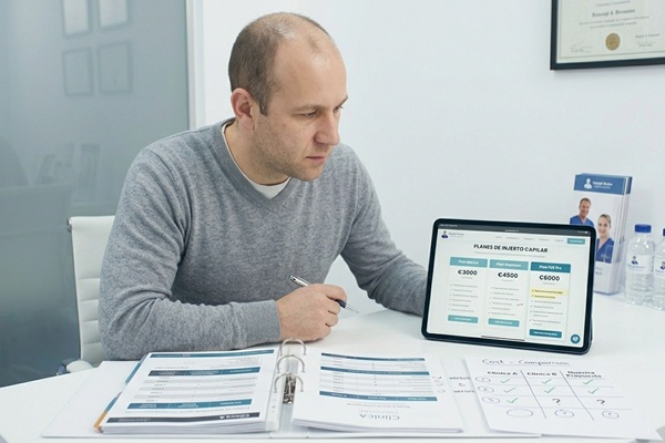 Hombre con alopecia evaluando las diferentes opciones de implante capilar Madrid