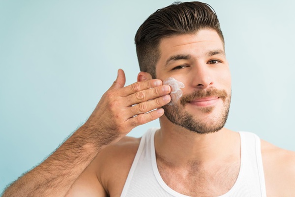 Piel masculina - Hombre aplicándose un tratamiento facial para rejuvenecer la piel del rostro con remedios naturales