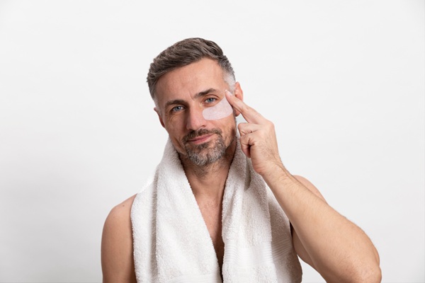 Piel masculina - Hombre realizándose un tratamiento facial con productos orgánicos para hidratar la piel del rostro