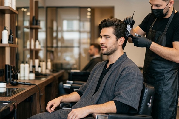 Bótox en el cabello - Estilista aplicando un bótox capilar a un hombre con implante capilar